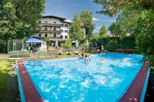 un gruppo di persone in una piscina di Hotel Linde a Wörgl