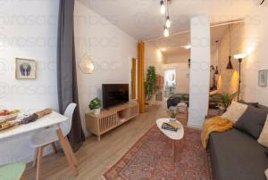 sala de estar con sofá y mesa en Artistic Designer Getaway - Digital Nomads + Couples, en Valencia