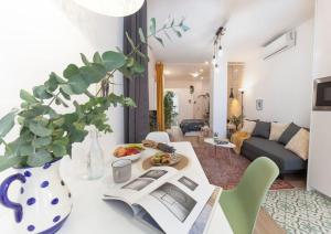 sala de estar con mesa y sofá en Artistic Designer Getaway - Digital Nomads + Couples, en Valencia