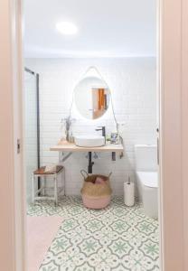 y baño con lavabo, espejo y aseo. en Artistic Designer Getaway - Digital Nomads + Couples, en Valencia