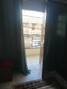 uma porta que leva a um quarto com uma janela em Buzsahm em Dakar