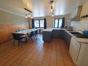 eine Küche mit einem Tisch und Stühlen sowie ein Esszimmer in der Unterkunft Le gîte du boulanger in Alle