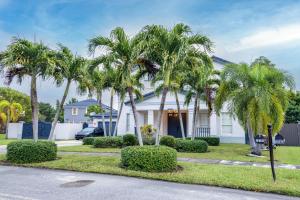 ein weißes Haus mit Palmen davor in der Unterkunft Miami Luxury Villa Heated Pool & Pool Table 5BD 4BR in Miami