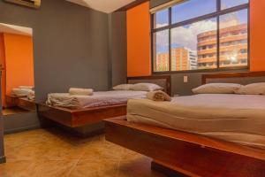 1 dormitorio con 2 camas y ventana en hotel journey, en Medellín