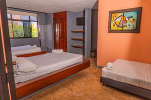 1 dormitorio con 2 camas y ventana en hotel journey, en Medellín