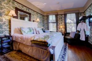 a bedroom with a bed in a room with wallpaper at Azalea Inn and Villas in Savannah +62 photos