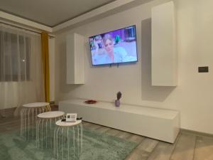 A television and/or entertainment centre at Apartament UltraLux cu 3 camere
