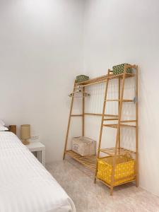 een kamer met een ladder naast een bed bij Sun Stories in Thongsala