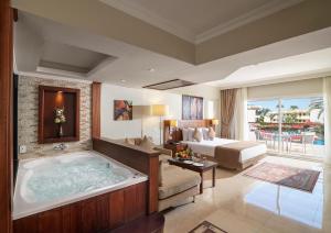 - une grande salle de bains pourvue d'une baignoire dans l'établissement Sultan Gardens Resort, à Charm el-Cheikh