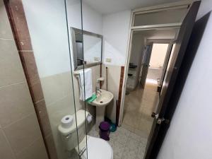 a small bathroom with a toilet and a sink at APARTAESTUDIO ESPACIOSO Y COMODO in Cali