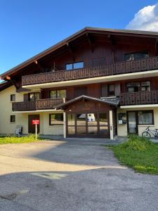 a large building with a balcony on top of it at L'Épicéa - Praz in Praz-sur-Arly