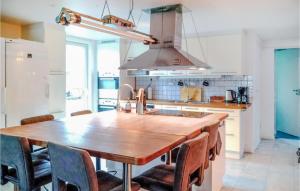 cocina con mesa de madera y algunas sillas en Amazing Home In Sturk With Wi-fi en Sturkö