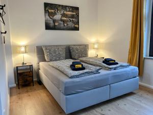 een slaapkamer met een bed met twee lampen erop bij FederTraum mit Sauna sehr gemütlich, NEU in Dresden