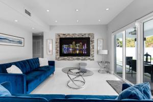Televisyen dan/atau pusat hiburan di Prestigious Home with Pool