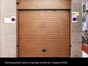 une grande porte de garage en bois sur un bâtiment dans l'établissement Joli Studio vue sur Mer - Gare TGV, à Tanger
