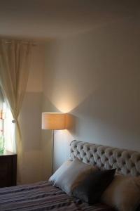 A bed or beds in a room at Cozy with parking