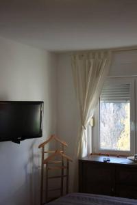 A television and/or entertainment centre at Cozy with parking