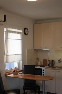 A kitchen or kitchenette at Cozy with parking