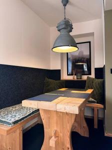 a dining room table with a black light hanging over it at Woody Cabin in Buttelstedt