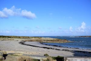Fotografia z galérie ubytovania Villa en bois VUE MER avec jardin clos, WIFI, à 500m plage à l'Ile Grande en PLEUMEUR-BODOU REF-269 v destinácii Pleumeur-Bodou