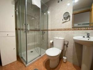 Un baño con ducha, inodoro y lavabo. en Norabona Cangas de Onís VUT-3104-AS, en Cangas de Onís 42 fotos más