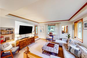 ein Wohnzimmer mit einem großen Flachbild-TV in der Unterkunft Equinox House in Arcata