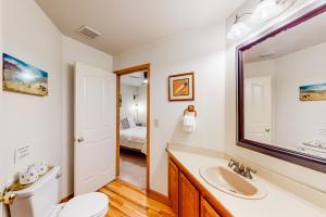 ein Badezimmer mit einem Waschbecken, einem WC und einem Spiegel in der Unterkunft Equinox House in Arcata