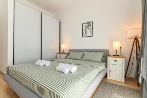 una camera da letto con un letto e due asciugamani di Coresi Mountain View Brasov City a Braşov