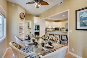 ハンティントンビーチにあるHuntington Beach Vacation Rental about 3 Mi to Dtwn!のダイニングルーム(ガラスのテーブル、椅子付)