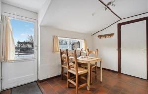 uma sala de jantar com uma mesa e cadeiras e uma janela em Awesome Apartment In Ringkbing With Wifi em Ringkøbing