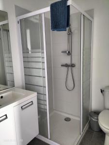 um chuveiro com uma porta de vidro na casa de banho em 2 SDB - 2 Chambres - 1 lit d'appoint enfants em Montaigu-Vendée
