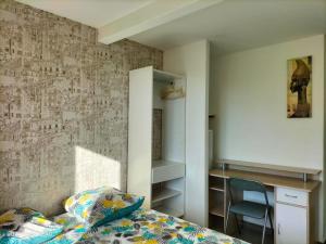 um quarto com uma cama, uma secretária e uma cadeira em 2 SDB - 2 Chambres - 1 lit d'appoint enfants em Montaigu-Vendée