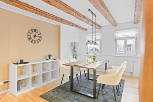 a dining room with a table and chairs at Moderne Altbauwohnung im Zentrum Ludwigsburg - Kingsize Bett - Netflix in Ludwigsburg