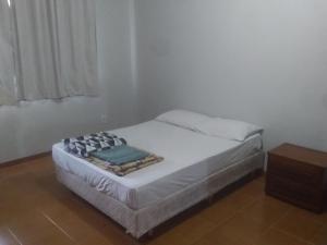 a small bed in a room with a table at Hospedaria Chaves in Brasilia