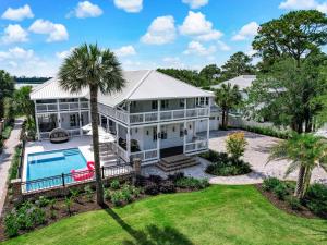 una vista aérea de una gran casa blanca con piscina en Amazing stay with beach access and heated pool, walking to restaurants, bars, and shopping, en Tybee Island