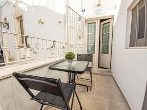 un pequeño balcón con mesa y sillas. en Martine Dimore Storiche di Puglia, en Martina Franca 28 fotos más