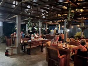 grupa ludzi siedzących przy stolikach w restauracji w obiekcie Sutopia Holiday Resort w mieście Meerzorg