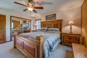 1 dormitorio con 1 cama y ventilador de techo en Pet-Friendly Home in Truckee with Balconies and Grill!, en Truckee