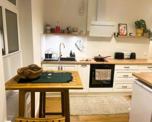 Köök või kööginurk majutusasutuses Cozy 1-bedroom apartment in the city centre