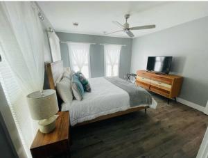 - une chambre avec un lit, une commode et une télévision dans l'établissement 3-bed Downtown Augusta Hideaway, à Augusta