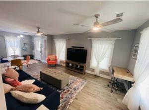 O zonă de relaxare la 3-bed Downtown Augusta Hideaway