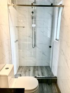 uma casa de banho com chuveiro e WC em Luxury Apartment Barranco Malecon em Lima