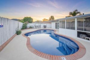 einen Pool im Hinterhof eines Hauses in der Unterkunft California Dreaming with Pool plus Beaches 15 mins away in Santee