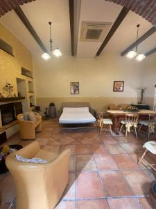 un soggiorno con letto, tavolo e sedie di Casa Vacanze Riva Blu a Santa Teresa di Riva