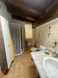 bagno con lavandino e servizi igienici di Casa Vacanze Riva Blu a Santa Teresa di Riva