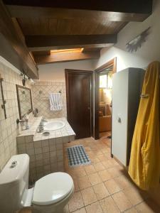 bagno con servizi igienici e lavandino di Casa Vacanze Riva Blu a Santa Teresa di Riva