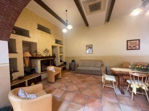 un soggiorno con divano, tavolo e sedie di Casa Vacanze Riva Blu a Santa Teresa di Riva