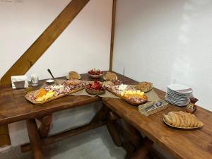 uma mesa de madeira com muitos pratos de comida em Story House Place 