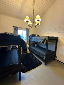 uma sala de estar com 2 beliches e um lustre em Casa con pileta climatizada privada em San Carlos de Bariloche