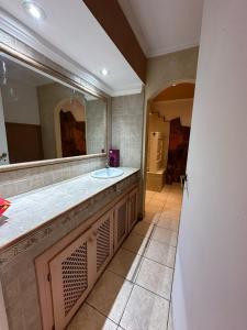 baño con lavabo y espejo grande en Casa con pileta climatizada privada en San Carlos de Bariloche